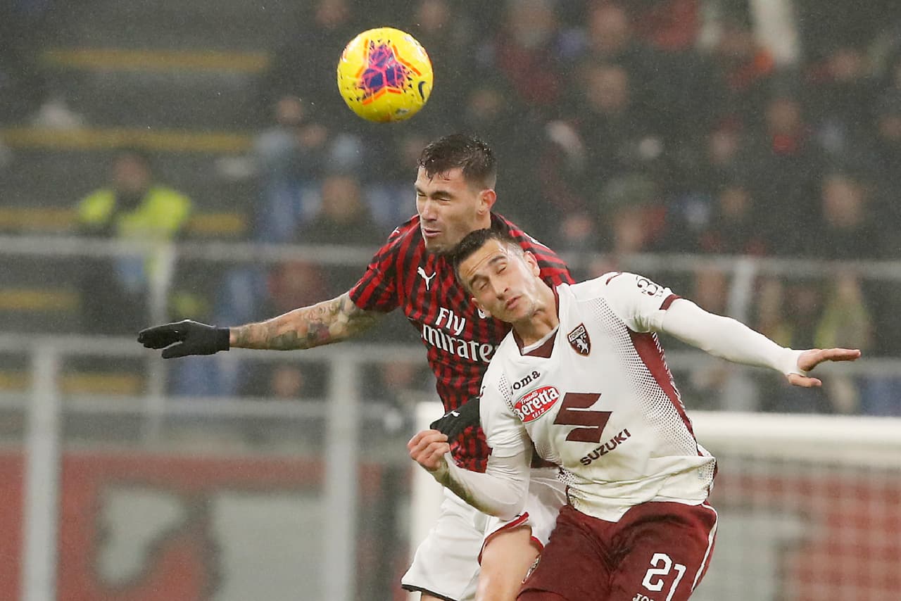 Sin embargo el Torino también se encuentra en la búsqueda del gol. Alex Berenguer intenta rematar, pero se le va alto el tiro.
