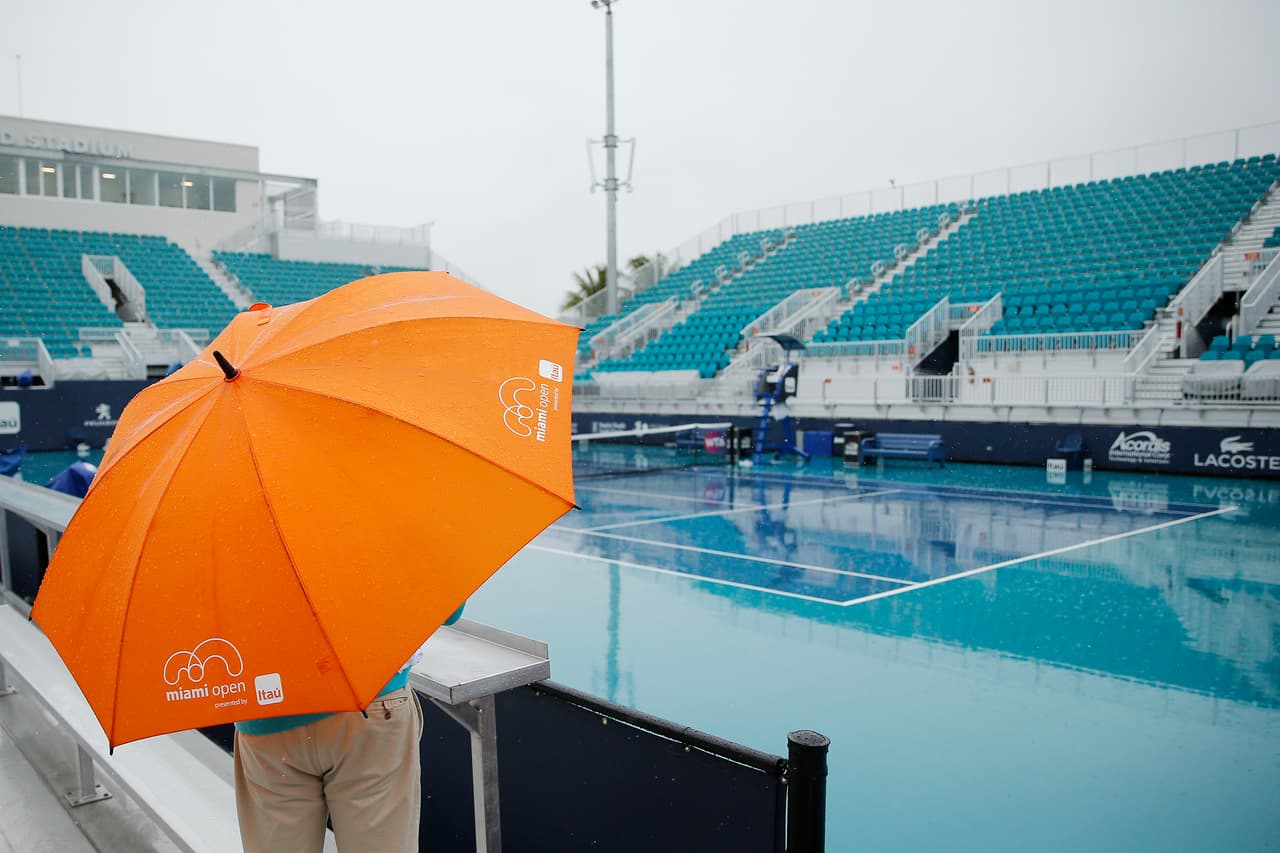El torneo ATP Masters 1000 se celebra en Miami Gardens por primera vez, después de 32 años de disputarse en la pistas de Crandon Park, de Key Biscayne. Allí llegó la lluvia.