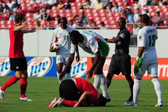 En el minuto dos Jean Luc Lambourde derribó a Will Johnson y se fue expulsado.
