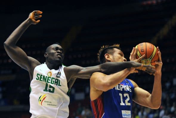 En una de las sorpresas de la jornada, el equipo de Filipinas derrotó 81-79 a Senegal quien había mostrado buen juego en los encuentros anteriores.