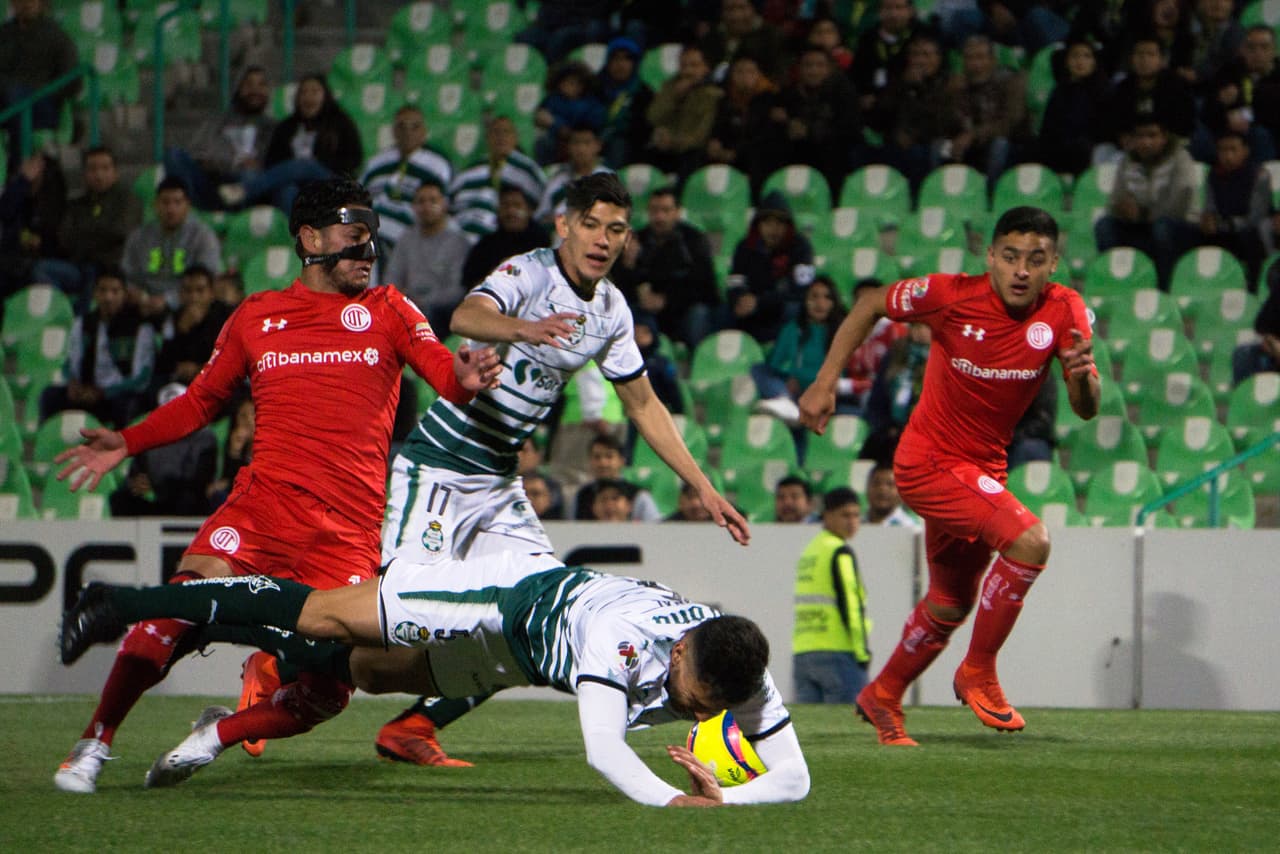 El duelo, a pesar de lo parejo, se inclinó a favor de los locales. El equipo lagunero tiene una actitud ganadora este semestre.