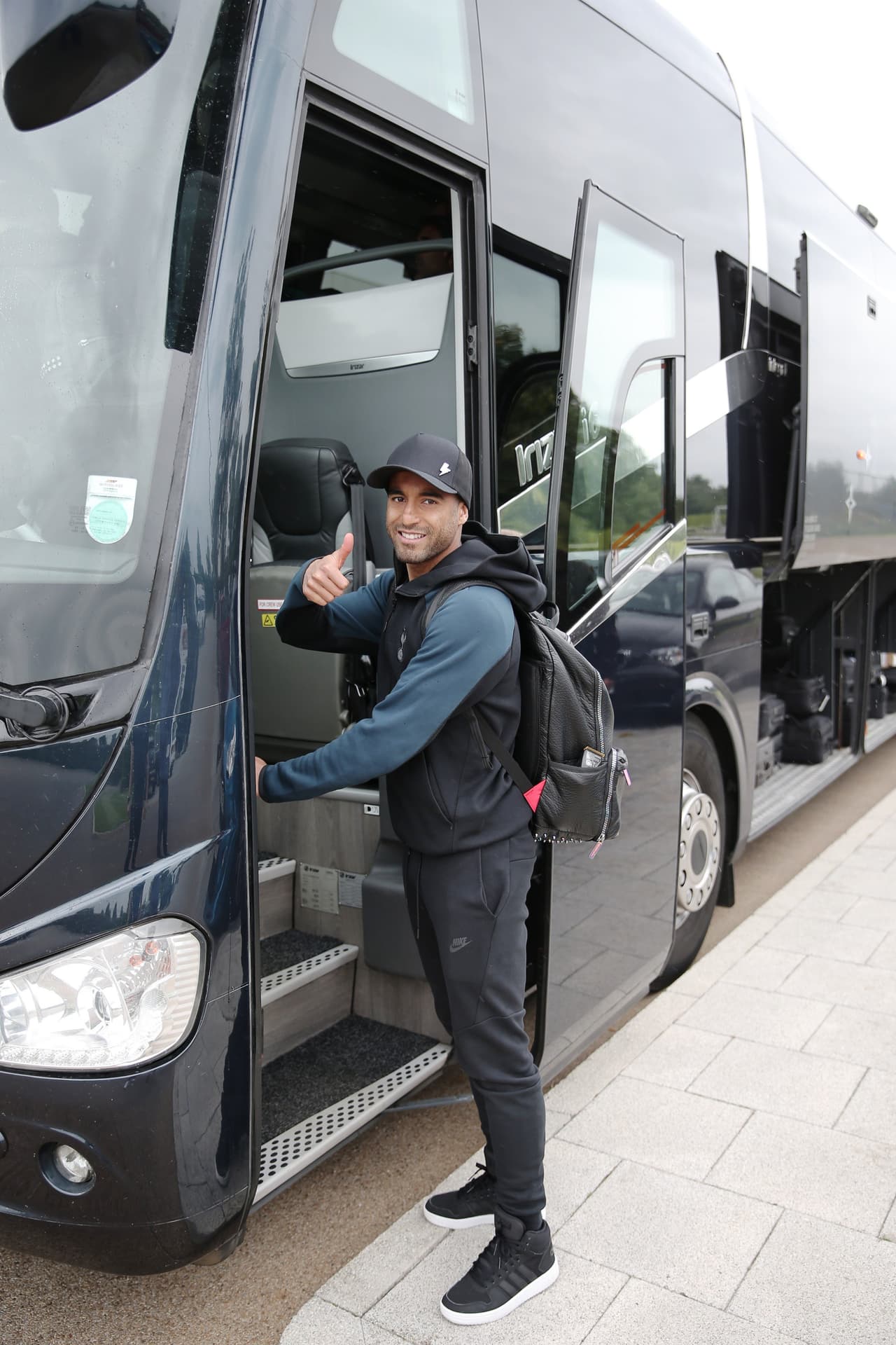Los Spurs iniciaron su viaje a Madrid este miércoles con la ilusión de conseguir su primera corona de Champions League. La gran novedad en la lista de convocados es el goleador Harry Kane, quien se perdió por lesión los últimos duelos del equipo.