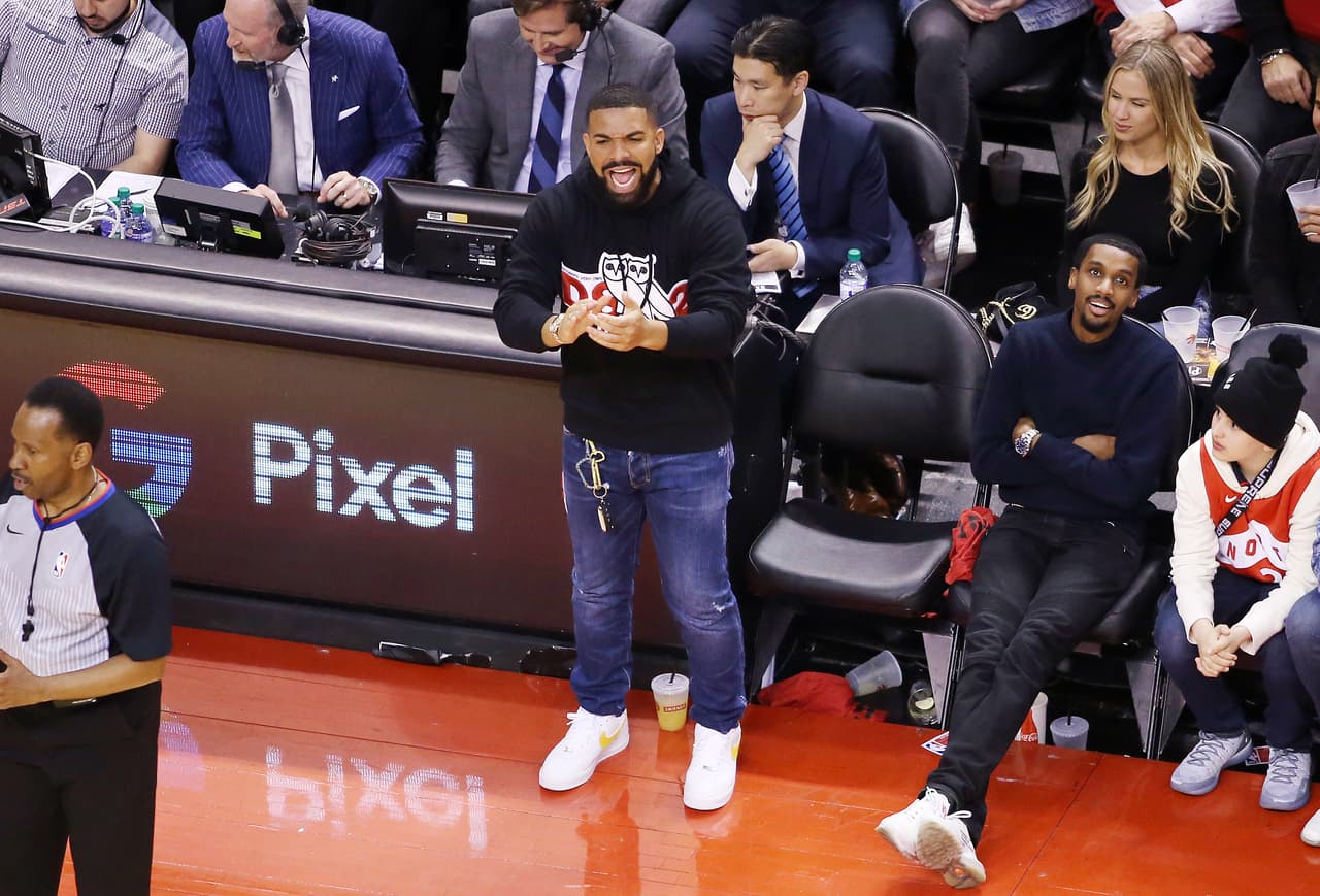 El rapero Drake, ferviente fanático de los Raptors, vivió con mucha pasión el Juego 4 de la Final de la Conferencia Este que dejó la serie igualada por 2-2. Los jugadas de Kyle Lowry, Kawhi Leonard, Serge Ibaka y Marc Gasol llevaron al artista a la emoción en el Scotiabank Arena. La ilusión por darle vuelta al global está más viva que nunca.