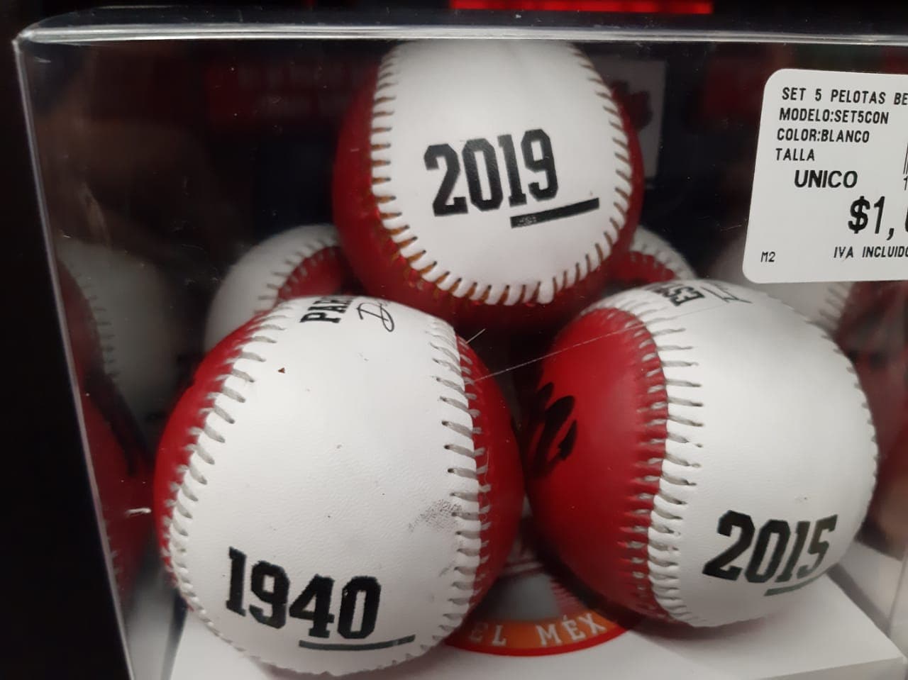 Artículos a la venta en la tienda del Estadio Alfredo Harp Helú, nueva casa de los Diablos Rojos del México que es inaugurada este sábado.