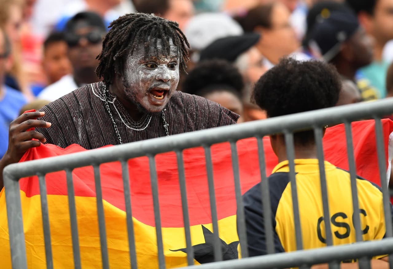 Con banderas, maquillajes, máscaras e incluso con coloridos trajes, aficionados de Ghana y Estados Unidos apoyaron a sus selecciones en partido amistoso previo a la Copa de Oro.
