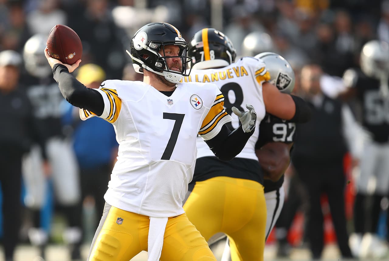 Ben Roethlisberger lanzó para 282 yardas al completar 25 de 29 pases con dos touchdowns. Fue capturado en una ocasión. Luego de lesionarse regresó en el cuarto periodo para cerrar el juego.