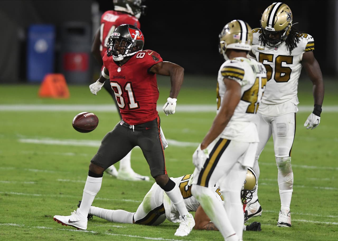 Drew Brees tiene una estupenda noche frente a los Buccaneers y con cuatro pases de anotación y cero intercepciónes, los Saints vencen a Tampa 38-3 en su casa.