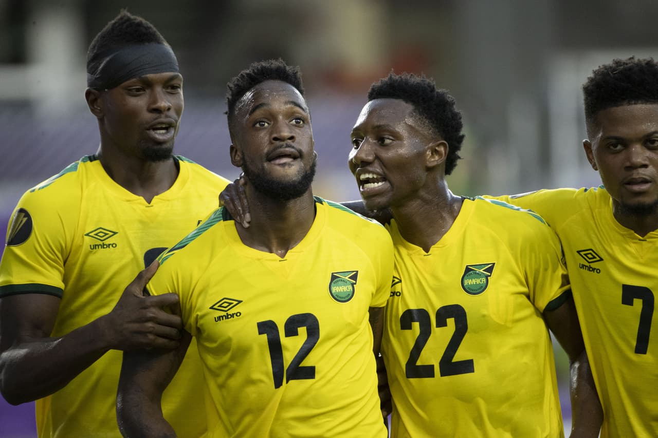 Los goles de Cory Burke y Juior Flemmings le dan la remontada 1-2 sobre Guadalupe y aseguran su lugar en la siguiente ronda,