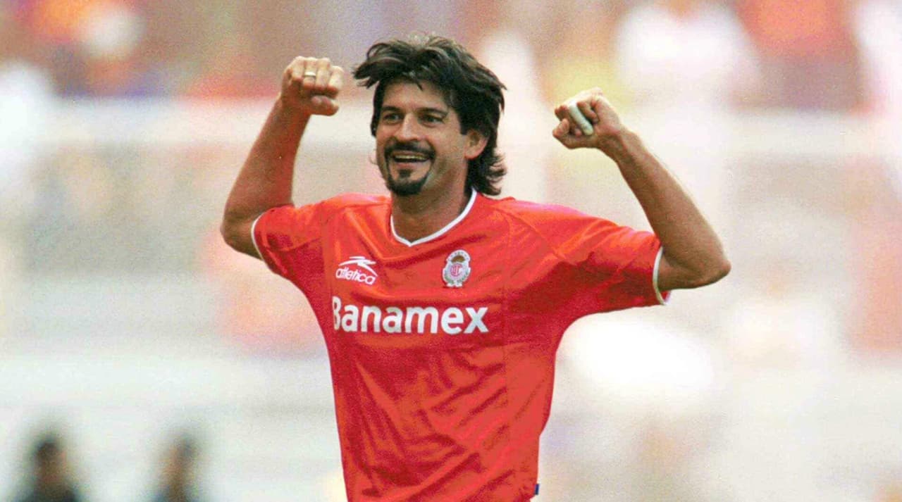 José Cardozo fue la excepción en el Verano del 2002, el paraguayo no tuvo piedad y anotó 29 goles en la temporada regular más 7 en liguilla para alcanzar los 36 tantos en un solo torneo, casi lo mismo o más que lo realizado por todo un equipo.