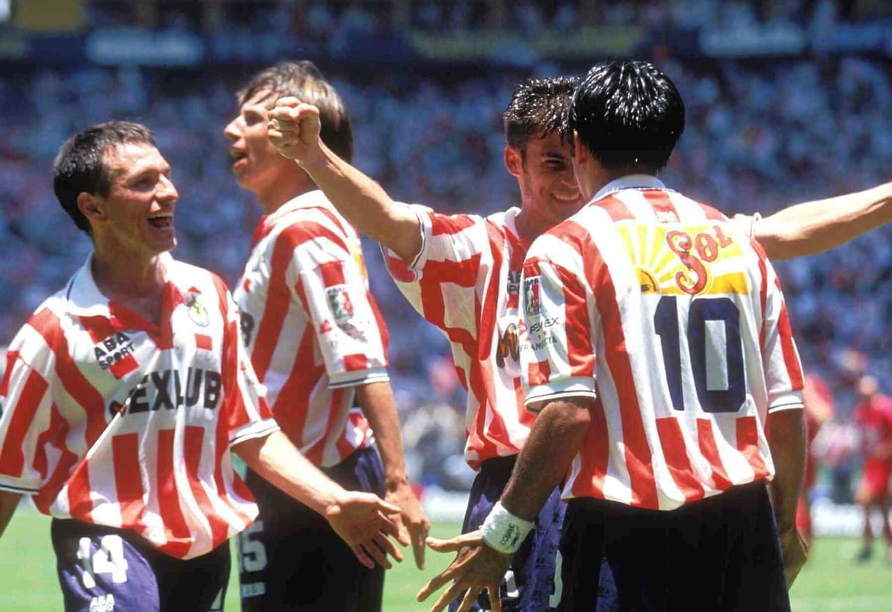 Las Chivas no se quedaban atrás, pues tenían en sus filas elementos como Claudio Suárez, Joel Sánchez, Gustavo Nápoles o Paulo César Chávez. Elementos que llegaron a figurar en su mayoría con la selección mexicana.