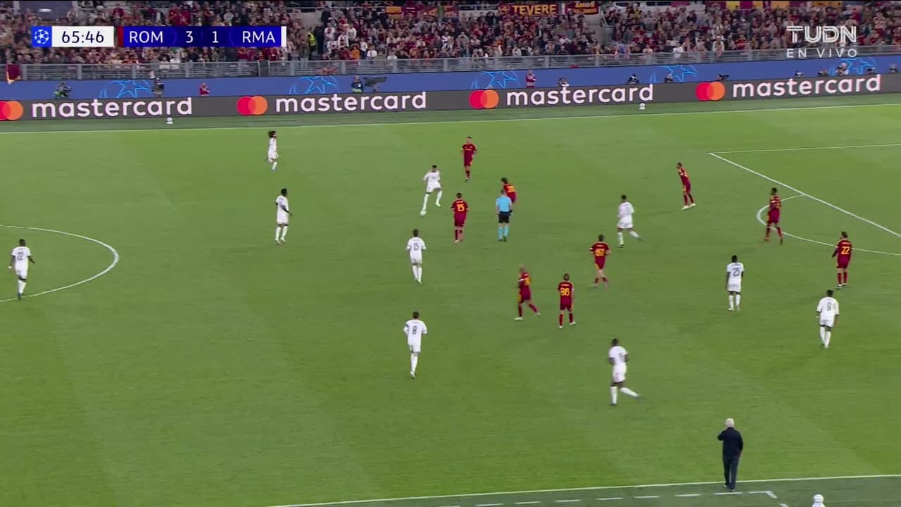 ¡TIRO ATAJADO! disparo por Kylian Mbappé.