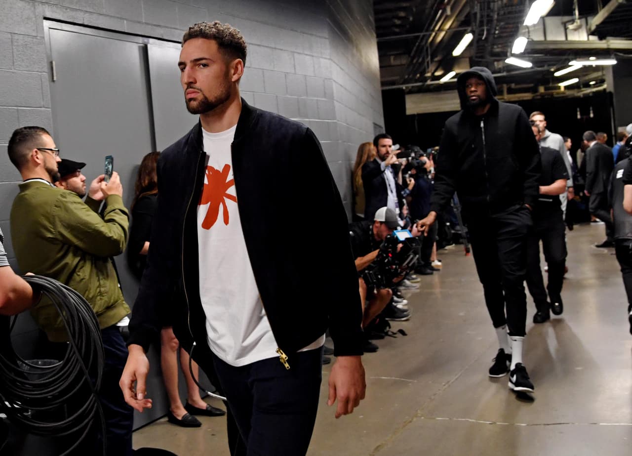 Con una inquebrantable fe de ver a su equipo campeón por primera vez, los aficionados de los Toronto Raptors se dejaron llegar de manera masiva a Scotiabank Arena para atestiguar historia. Aunque la duda se siembra ahora que está por regresar Kevin Durant para este Juego 5. Gran ambiente previo al quinto partido de las Finales de la NBA.