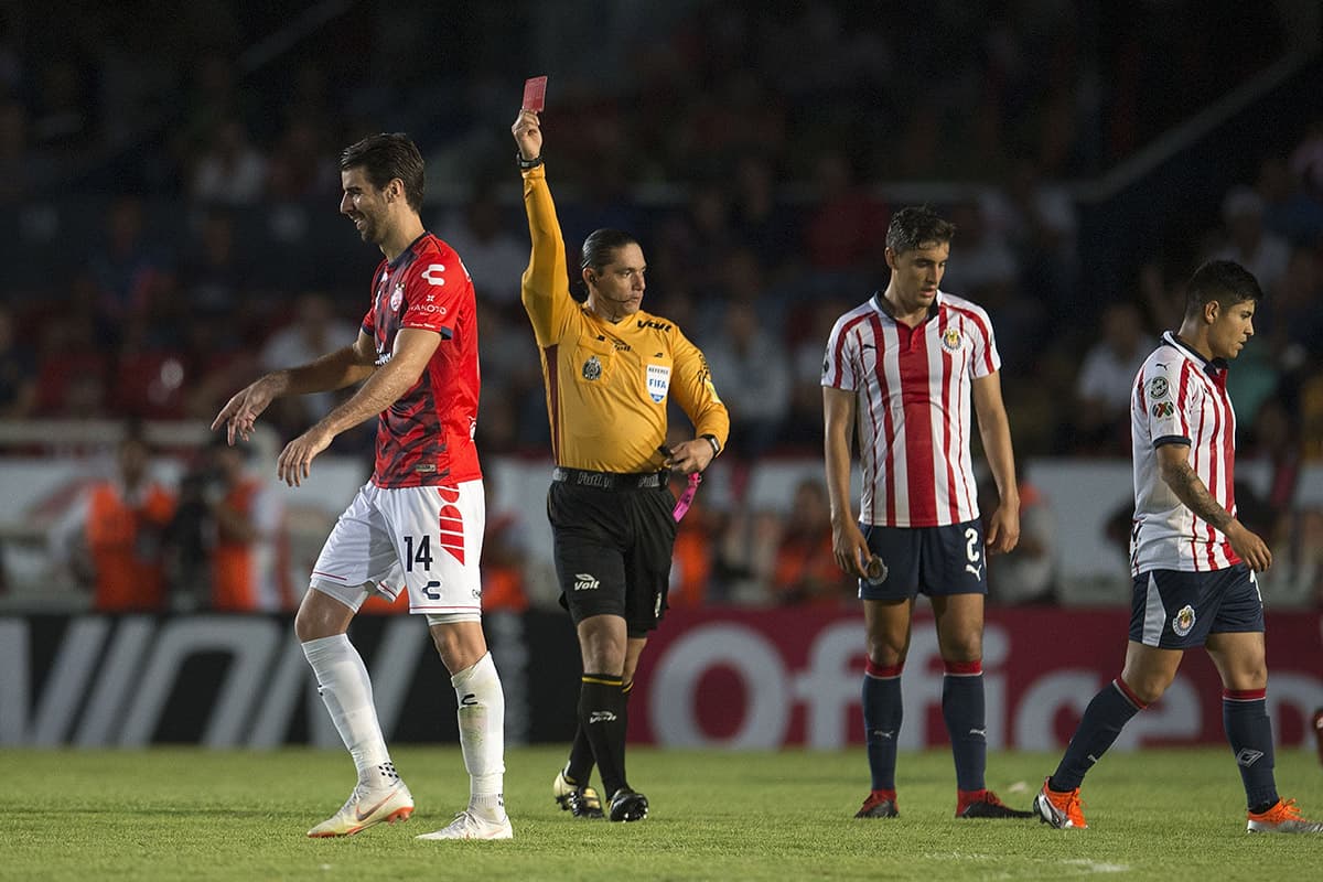 Veracruz, que no tuvo un buen partido, terminó con diez hombres en el campo luego de la expulsión del defensa Rodrigo Noya (derecha) al minuto 58.