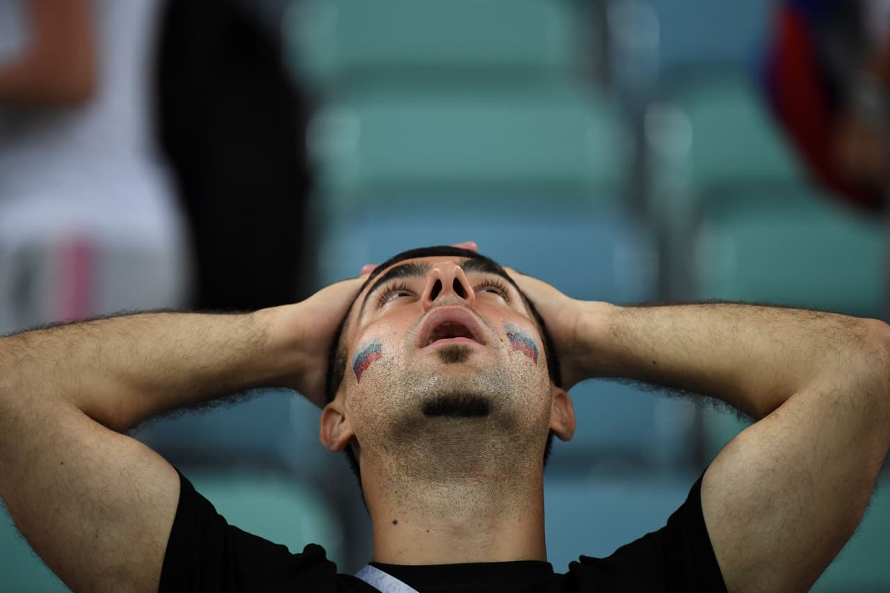 Aficionado ruso lamenta la eliminación de su equipo durante la Copa Mundial de Fútbol.