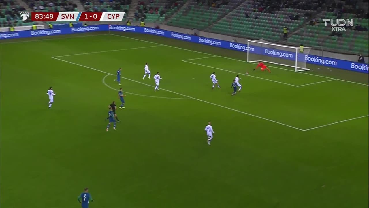 ¡GOL!  anota para Eslovenia. Adam Gnezda Cerin