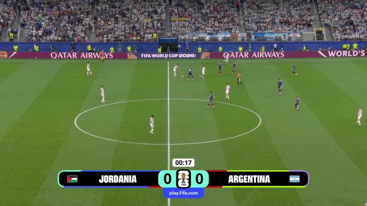 Arranca el partido y la pelota está en juego.