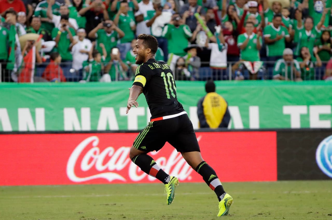 Los mexicanos volvieron a celebrar: el gol llegó cuando Oribe Peralta arribó al área, obligó a que el portero saliera al cierre y, en vez de rematar, tocó la pelota a Fabián, quien apenas la empujó al fondo de la red.