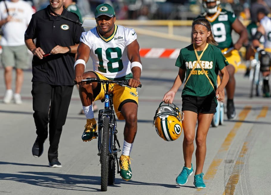 Una de las costumbres en el campo de entrenamiento de Green Bay Packers es que los jugadores lleguen en bicicleta al primer día de prácticas. El receptor Randall Cobb cumple la tradición.