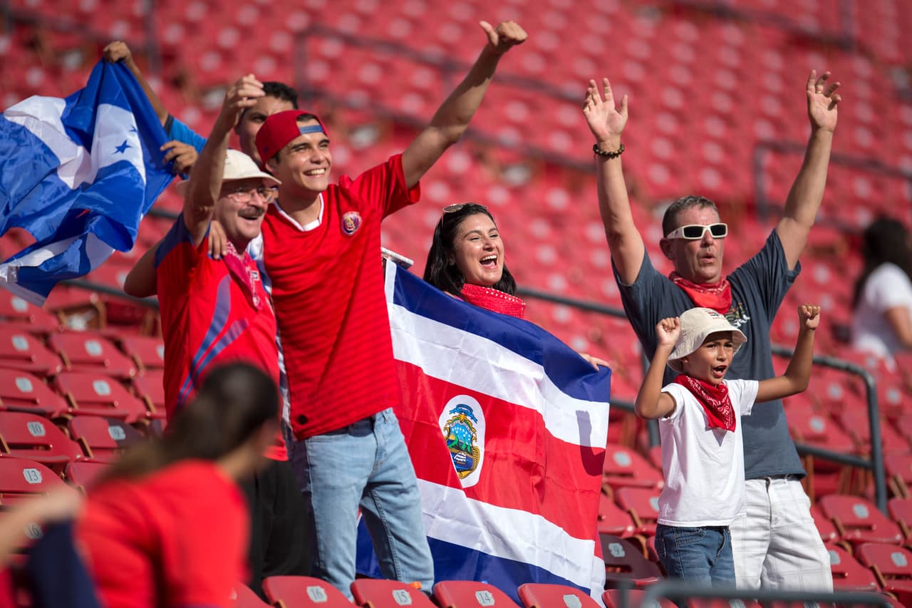 Banderas, rostros pintados y muchos gritos de apoyo fueron la constante entre los pocos aficionados que acudieron al juego entre Costa Rica y Guayana Francesa.