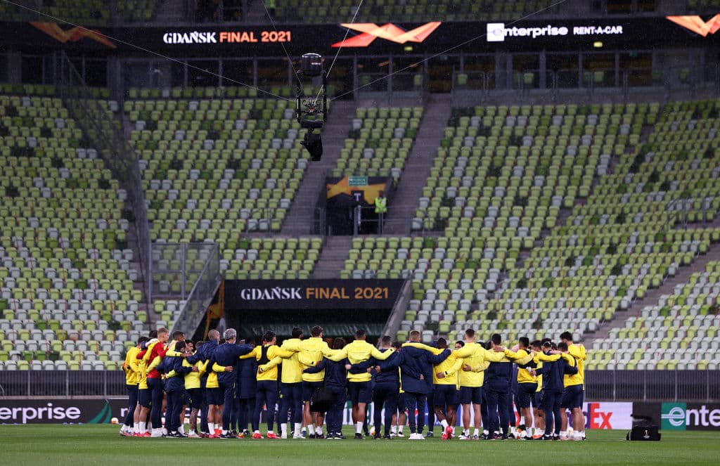 Unai Emery se encargó de hablar con todo el equipo antes de iniciar con los entrenamientos de cara a la final de la UEFA Europa League. Los jugadores del 'Submarino Amarillo' se mostraron alegeres y concentrados durante el calentamiento en el Arena Gdansk.