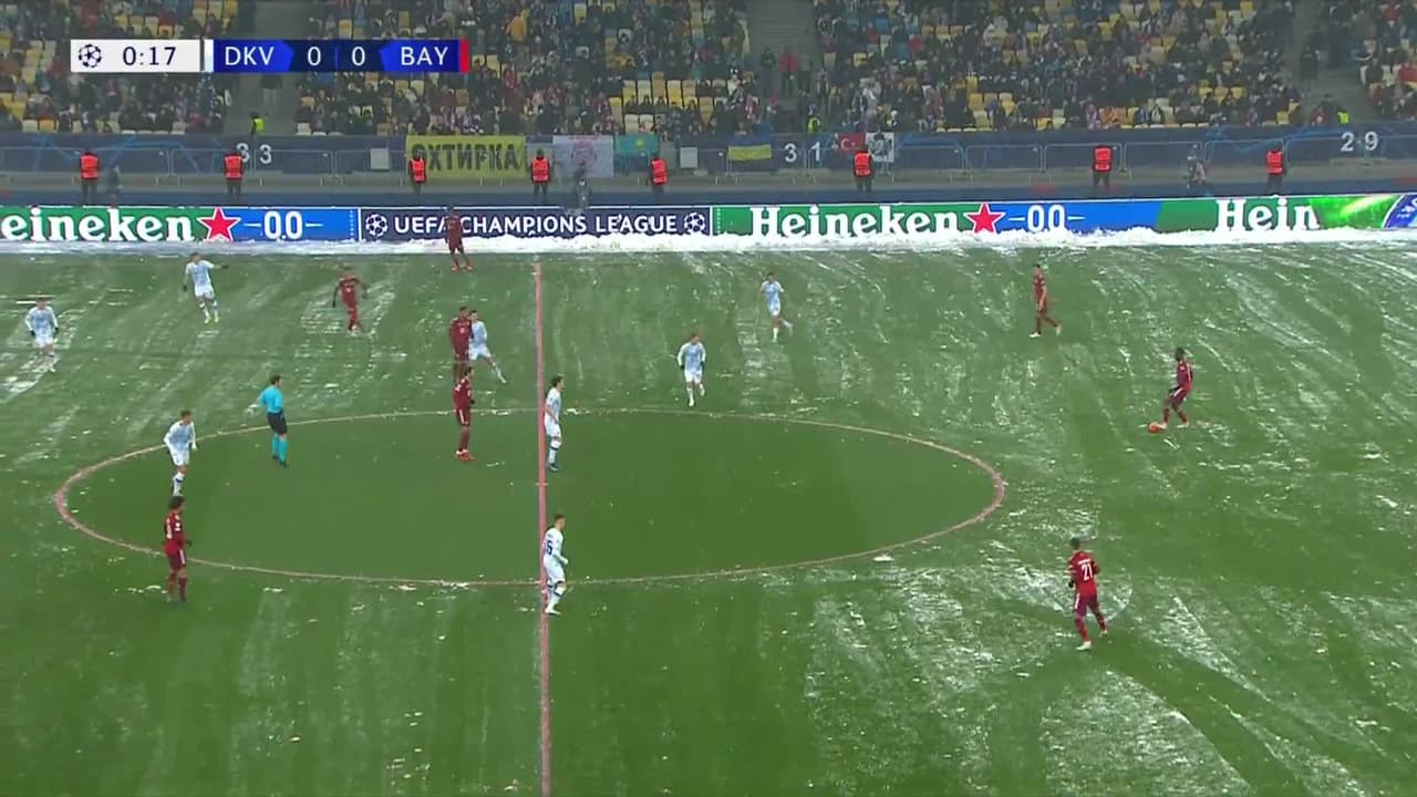Arranca el partido y la pelota está en juego.