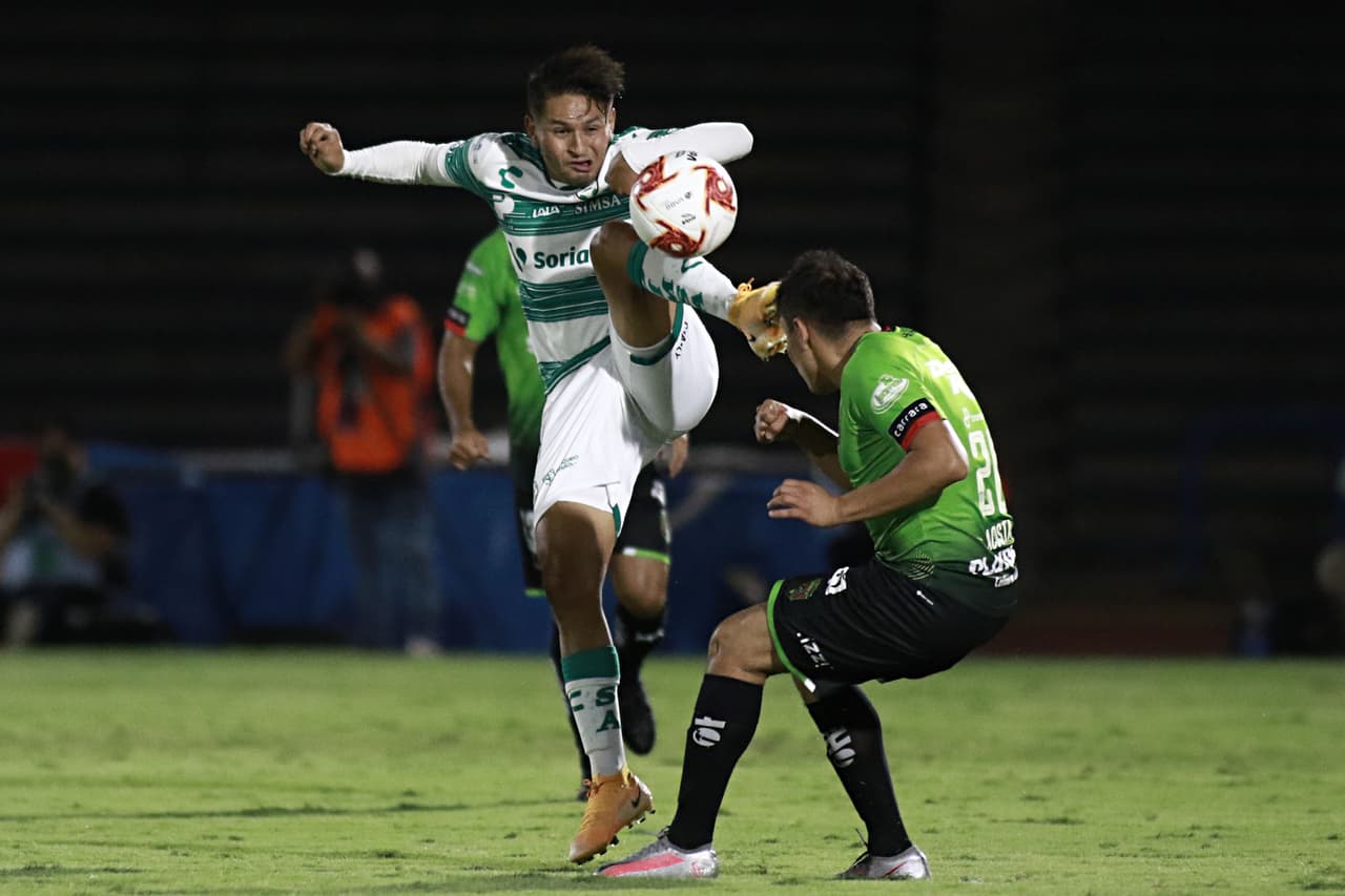 Los primeros minutos hubo pocas ocasiones emociones en el partido.