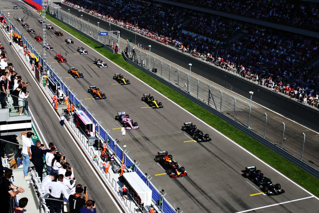 Bottas gana su segundo Grand Prix del año, en el podio lo acompañó Verstappen y Hamilton. El mexicano Sergio Pérez tuvo la oportunidad de tener un lugar en el podio pero se quedó en la cuarta posición en el Gran Premio de Rusia.