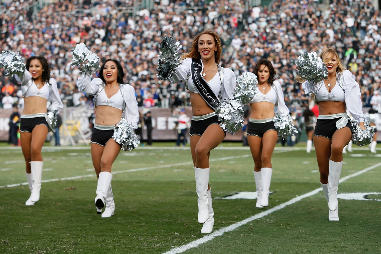 Las curiosidades y alegría de los fanáticos se mezclan con la energía de las porristas del fútbol americano de la NFL.