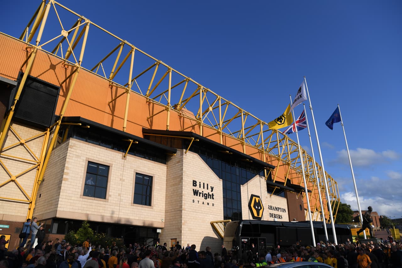 Wolverhampton abre las puertas del estadio para mantener el encuentro contra Manchester United. Los aficionados llegan al estadio para presenciar este vibrante partido.