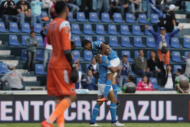 El atacante paraguayo Jorge Benitez, que acá recibe a un compañero, lleva 44 goles con Cruz Azul desde que llegó a mediados de 2015.