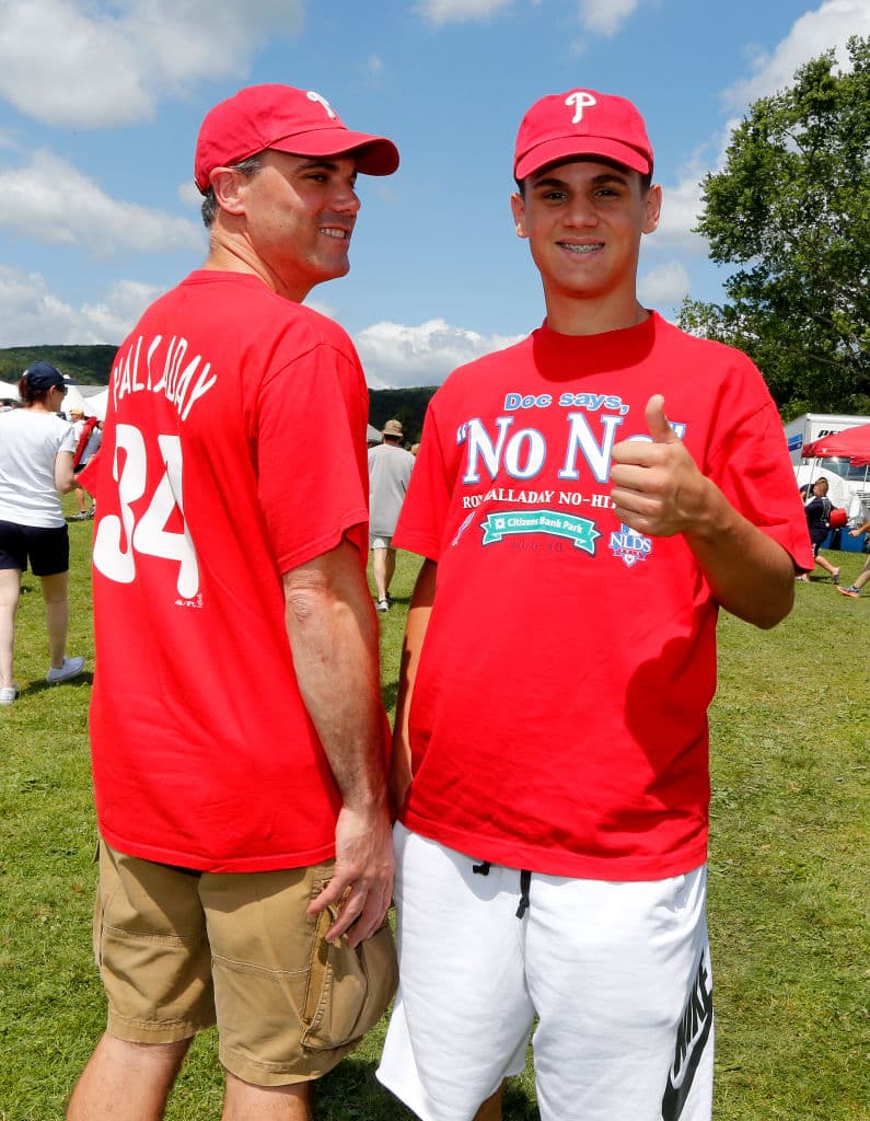 El fallecido Roy Halladay fue exaltado el domingo al Salón de la Fama del béisbol