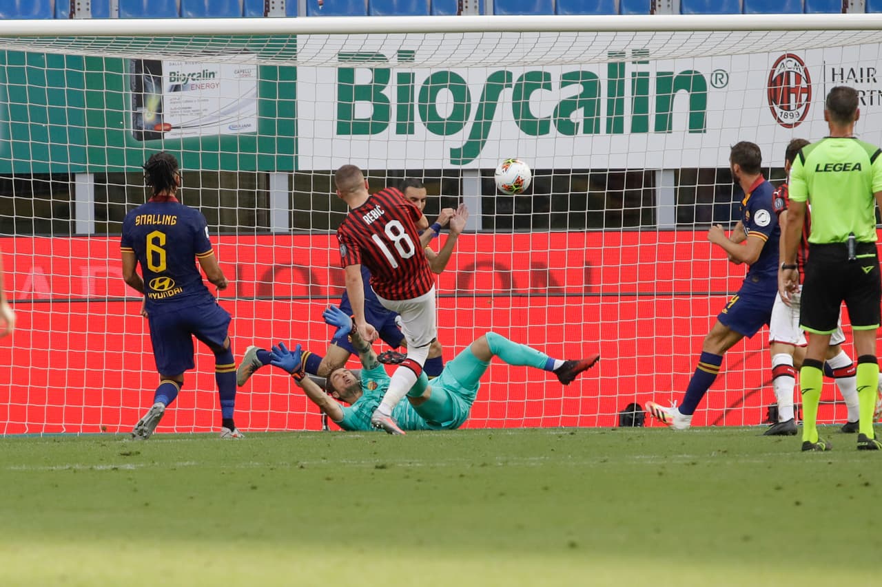 Rebic le rompió el arco a la Roma para abrir el marcador en favor del Milan y Çalhanoğlu cerró el 2-0 desde los 11 pasos.