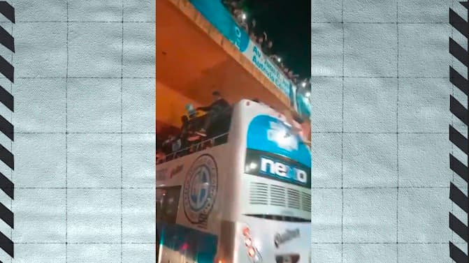 ¡Pudo ser tragedia! Jugadores de Belgrano casi se golpean contra un puente