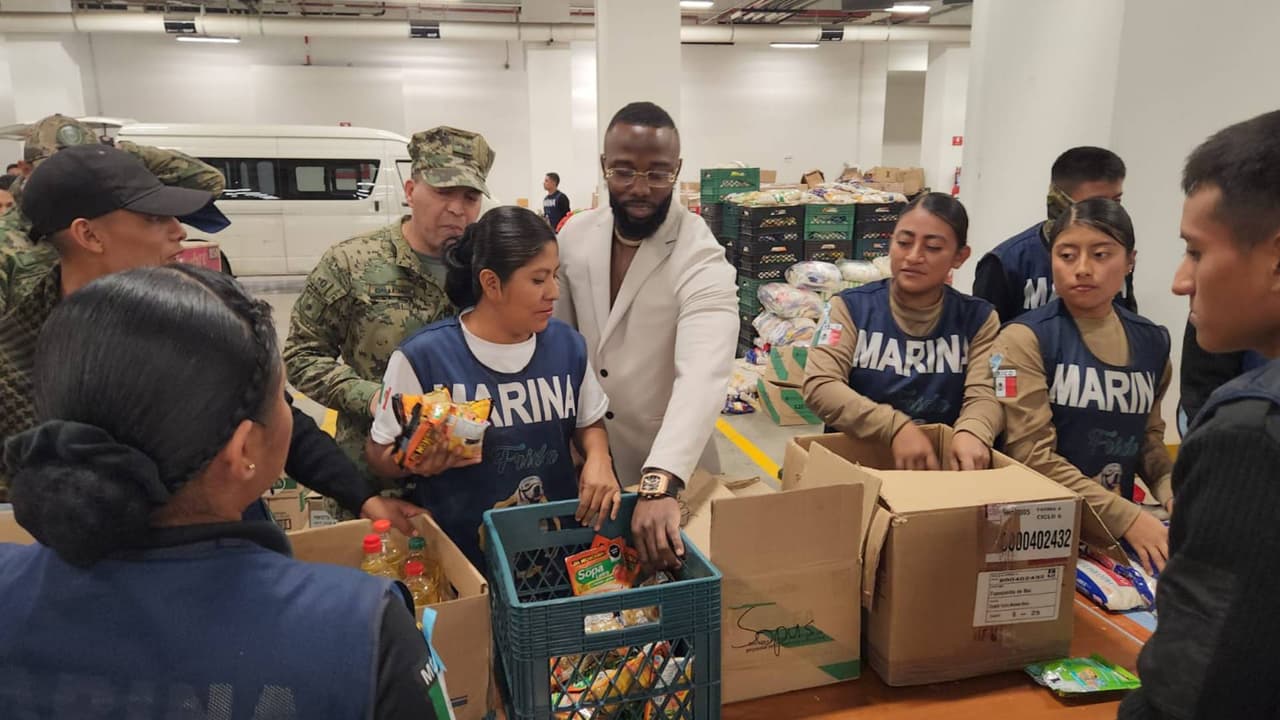 Randy Arozarena acude a donar para damnificados en Acapulco