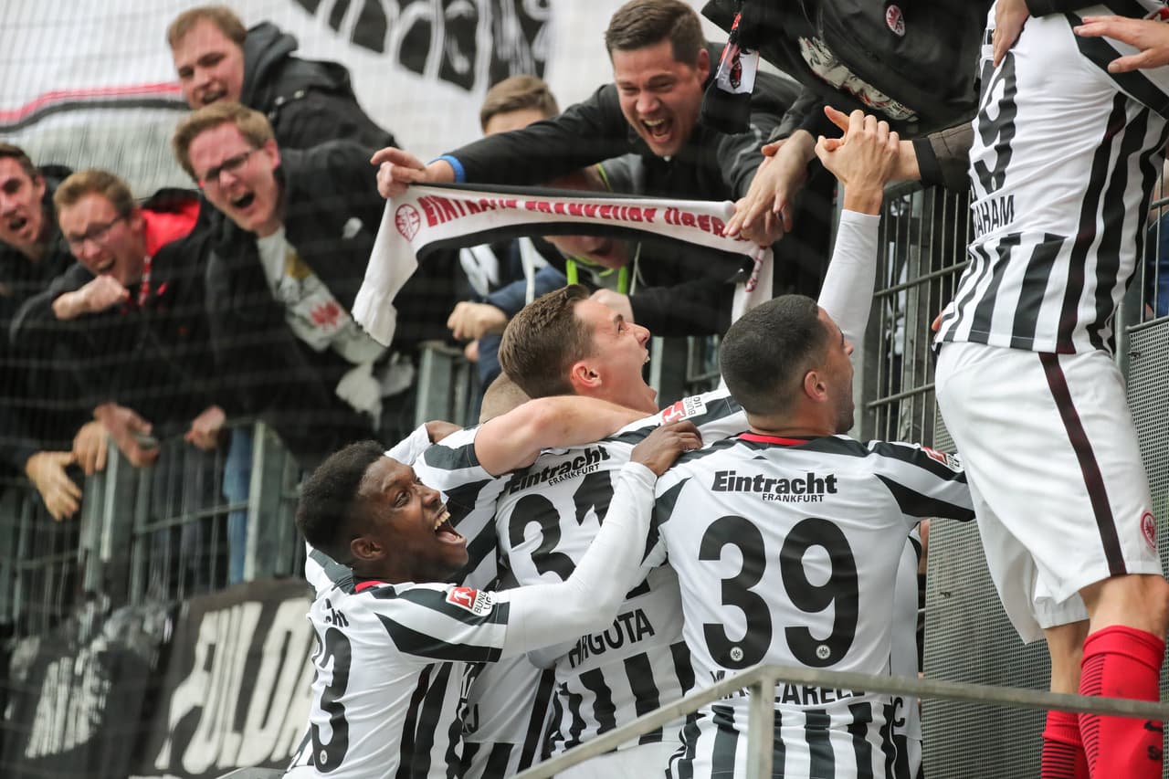 Tras un duro partido y remontar el juego en los últimos 12 minutos, la fiesta se prendió entre los fanáticos de Frankfurt.