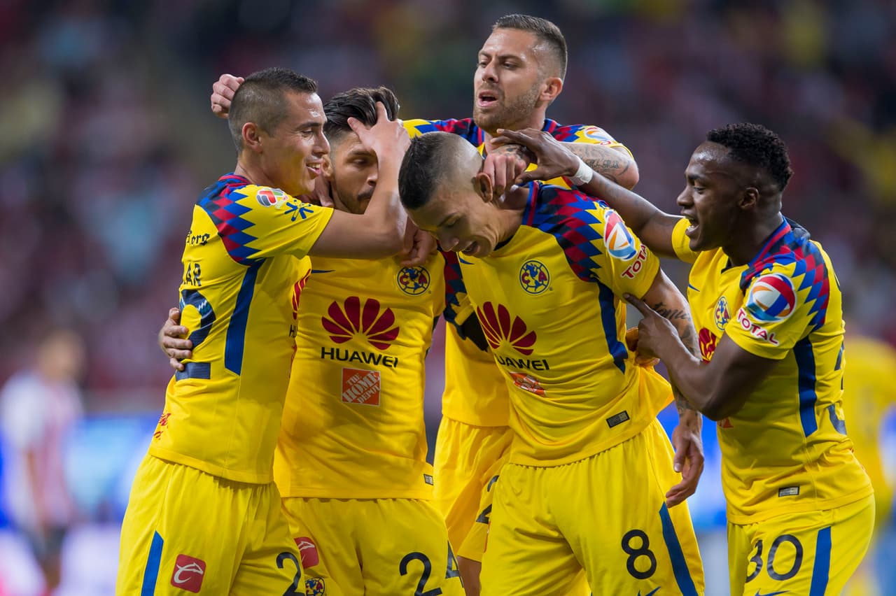 Pase de Jérémy Ménez al Hermoso, quien controló dentro del área, se dio la media vuelta y disparó para vencer a Cota. Pasan los años y Peralta sigue respondiendo en los momentos clave.