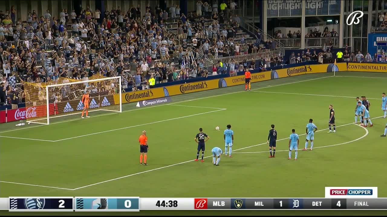 Johnny Russel marca el penal con facilidad para ampliar la ventaja del Sporting KC