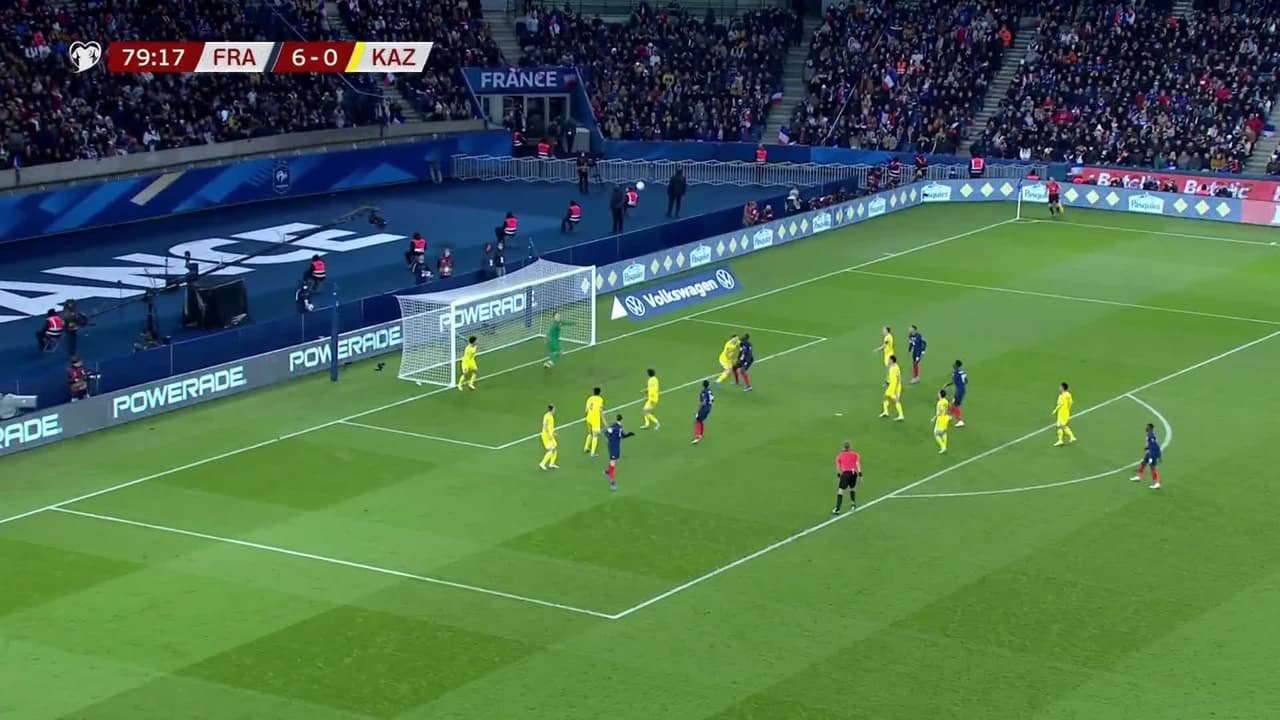 ¡TIRO ATAJADO! disparo por Jules Koundé.