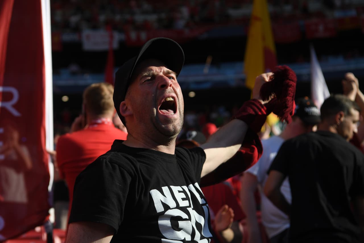 Ilusionados, con el firme deseo de que no se repita la derrota en la Final de hace un año ante el Real Madrid, los aficionados del Liverpool se fueron tomando el Metropolitano desde tempranas horas con sus banderas, playeras y bufandas alusivas al sentimiento de Anfield.
