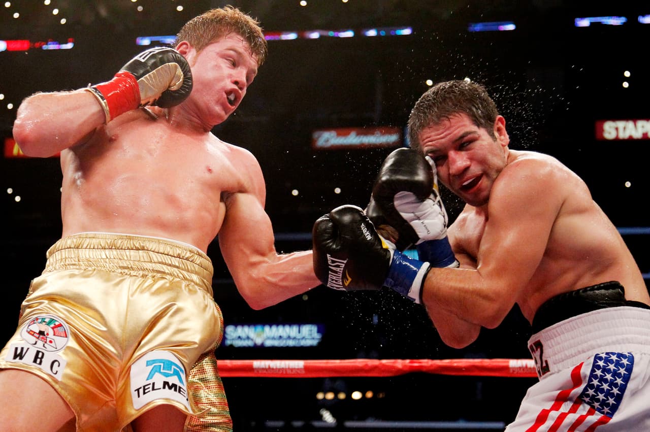Contra el mexicano Alfonso Gómez (derecha), Canelo tuvo una de sus dos peleas en el Staples Center de Los Ángeles, la otra fue frente al argentino Carlos Baldomir.