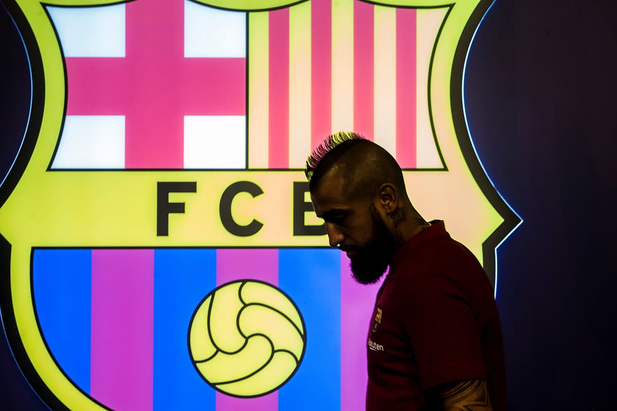 GRAF2556. BARCELONA, 05/08/2018.- El centrocampista chileno Arturo Vidal (31 años) posa para los medios de comunicación antes de firmar el contrato y ser presentado mañana en el Camp Nou como nuevo jugador del FC Barcelona. EFE/Quique García
