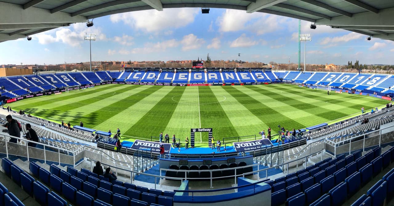 Parecía un penal en el minuto 13 por una acción entre Bratihwaite y Bartra, pero el árbitro no lo marcó.