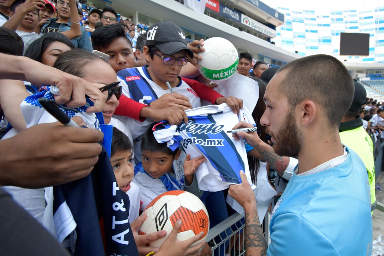 Los fanáticos llegaron al estadio Cuauhtémoc para respaldar al Puebla previo a su partido clave contra Xolos en Tijuana, al que deben vencer para meterse en la Liguilla, un sueño de los aficionados.