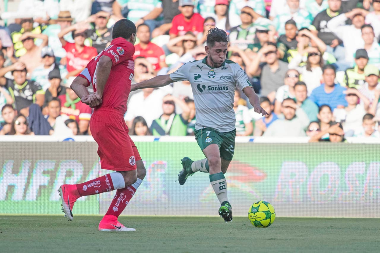 Walter Gael Sandoval competirá con Diego Lainez por el premio a novato del año.