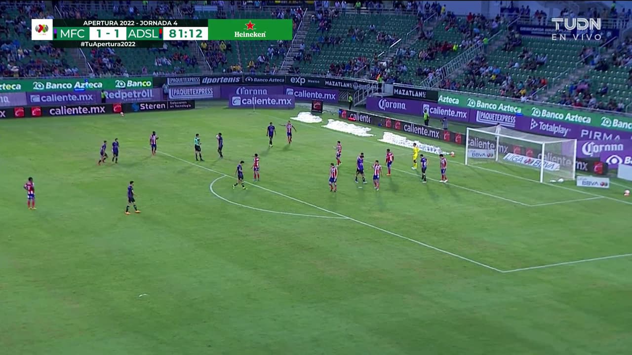 ¡TIRO ATAJADO! disparo por Yoel Bárcenas.