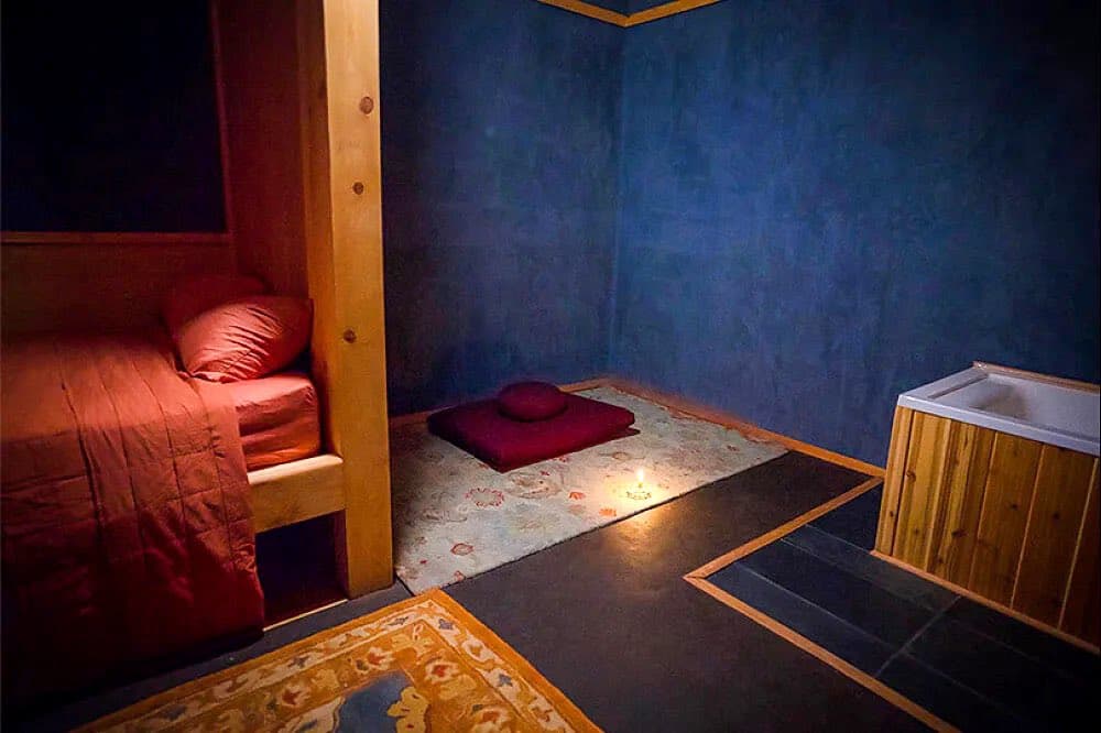 Interior de la habitación donde Aaron Rodgers se recluyó para su retiro espiritual