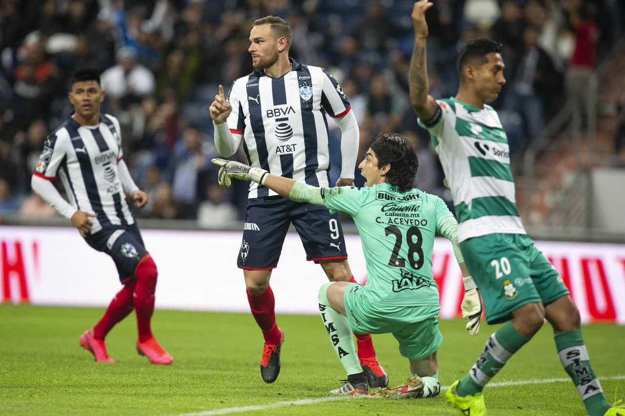 Vincent Janssen pone el 2-0, pero la acción es invalalidada por un fuera de lugar del delantero holandés.