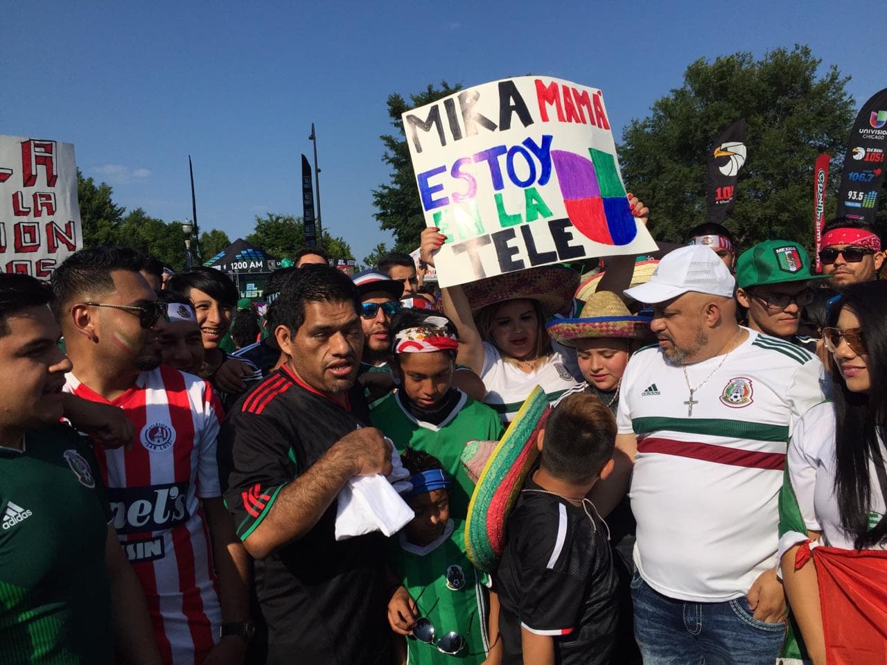 Los fanáticos mexicanos se toman los alrededores del Soldier Field de Chicago, previo a la Final de la Copa Oro entre Estados Unidos y México.