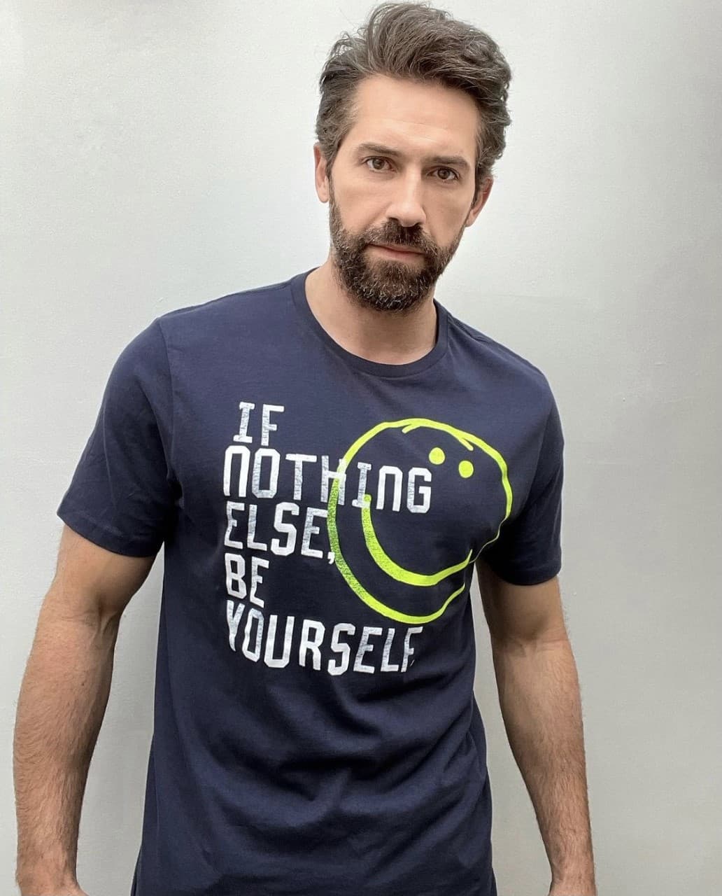 Cuando descubre que la mujer del fallecido se encuentra con serios problemas, decide luchar una serie de batallas para poder ayudarla.