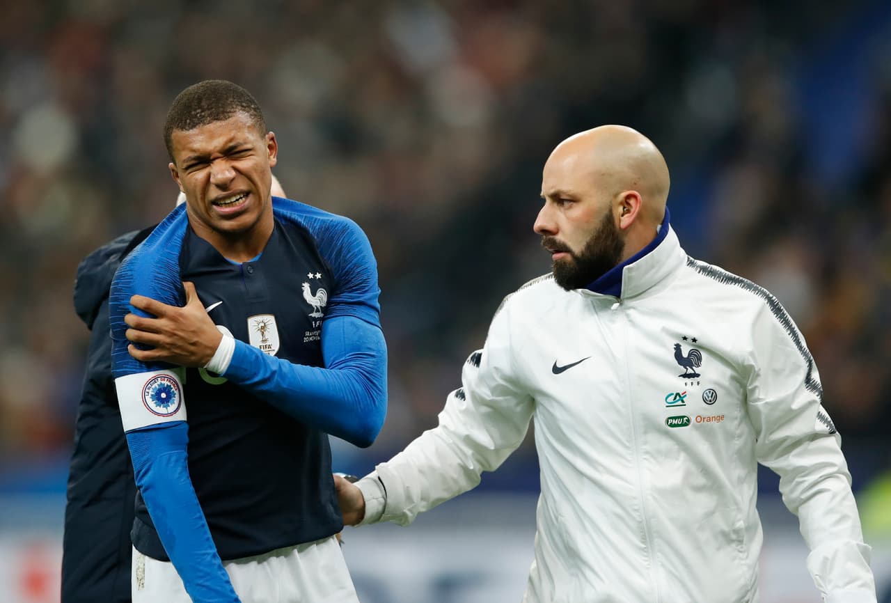 Los gestos de dolor de Kylian Mbappe fueron un mal síntoma de un jugador que llegó con toda la ilusión para vestir los colores de Francia, que al final se impuso 1-0 contra Uruguay en París.